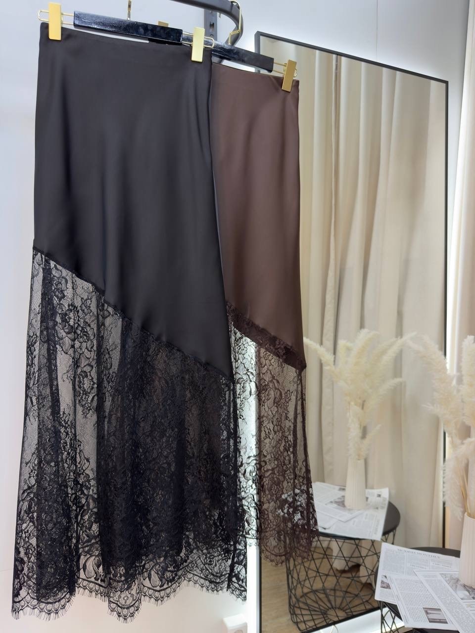 кружевная юбка,юбка с кружевами,атласная юбка макси с асимметричным кружевным подолом от topshop шоколадного цвета,юбка женская,атласная юбка