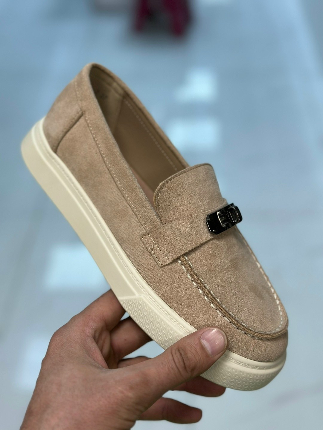 лоферы с белой подошвой мужские brunello cucinelli,лоферы замшевые,лоферы из натуральной замши,мужские мокасины brunello cucinelli,мужские замшевые лоферы