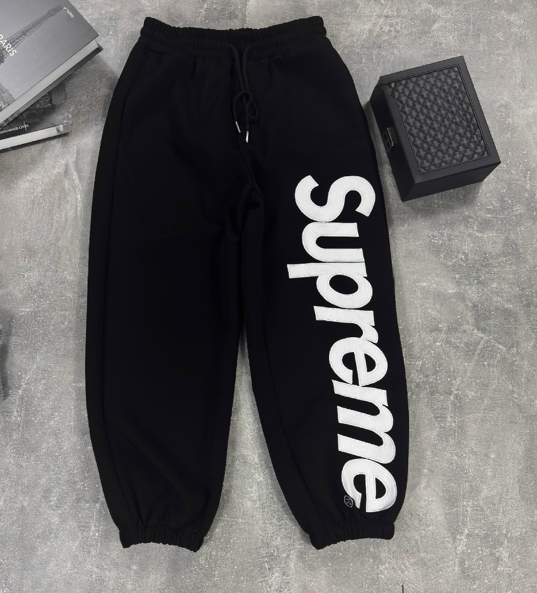 спортивные штаны,спортивные брюки,штаны суприм,спортивные штаны supreme с рельефным рисунком черные,спортивные брюки мужские