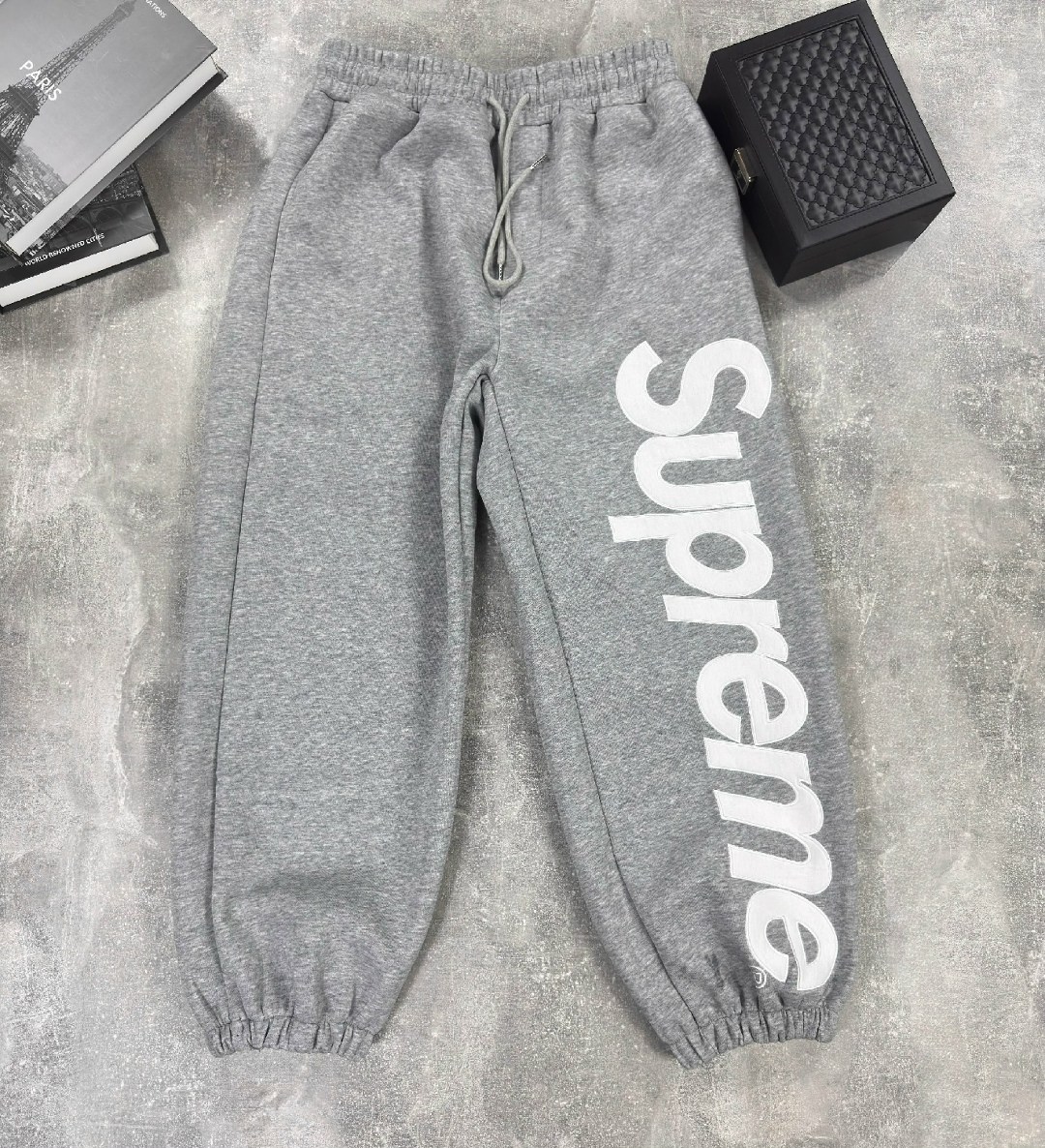 спортивные штаны,спортивные брюки,штаны суприм,спортивные штаны supreme с рельефным рисунком черные,спортивные брюки мужские