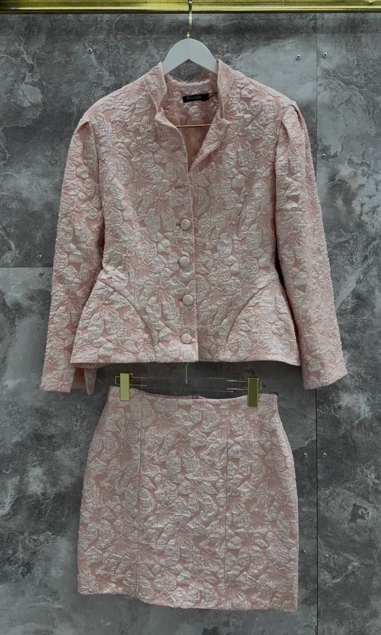 зарина розовый твидовый костюм,укороченная кружевная куртка rowan alexia admor розовый,женские костюмы с юбкой,костюм с юбкой,женская мода