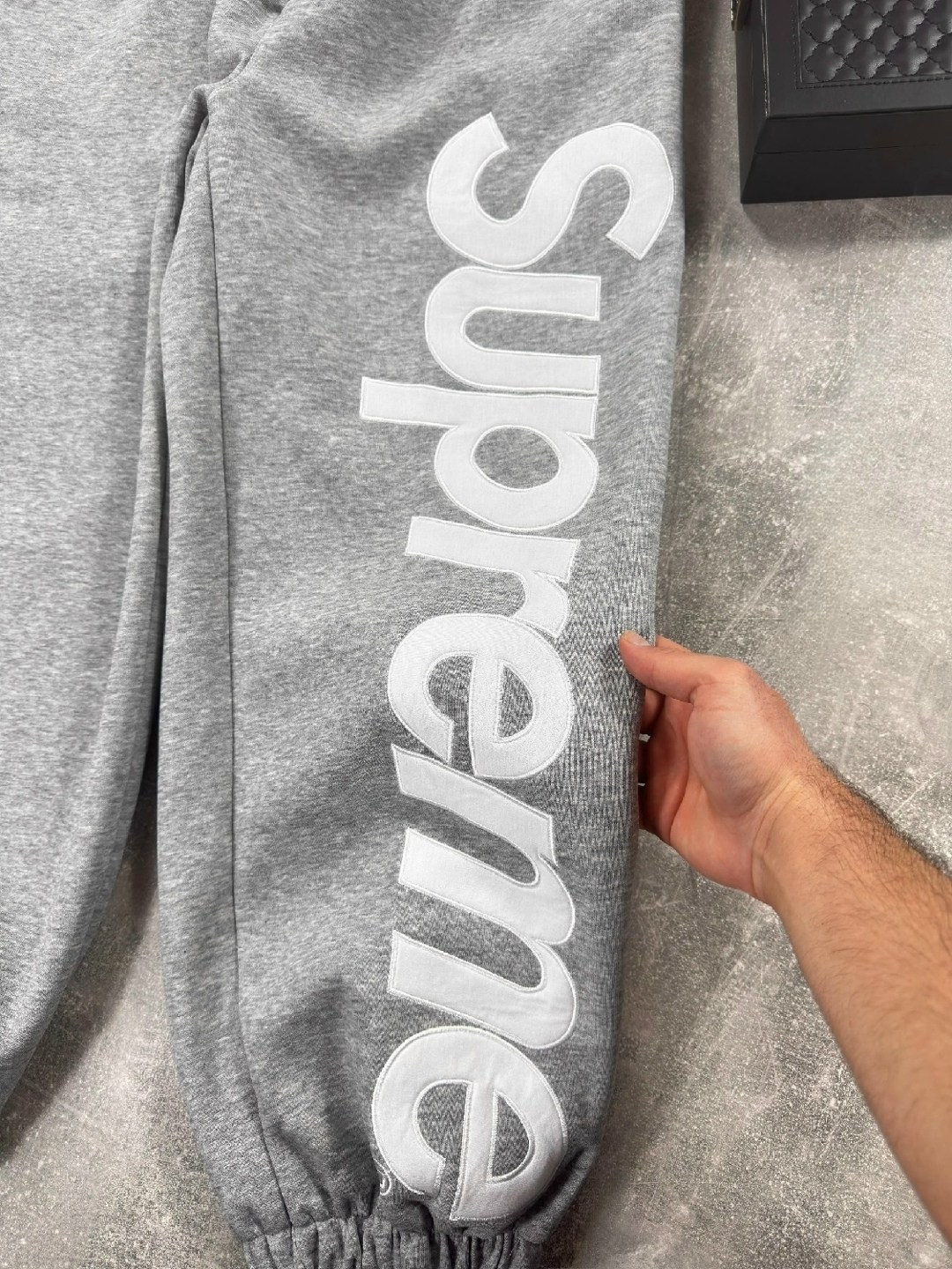 спортивные штаны,спортивные брюки,штаны суприм,спортивные штаны supreme с рельефным рисунком черные,спортивные брюки мужские