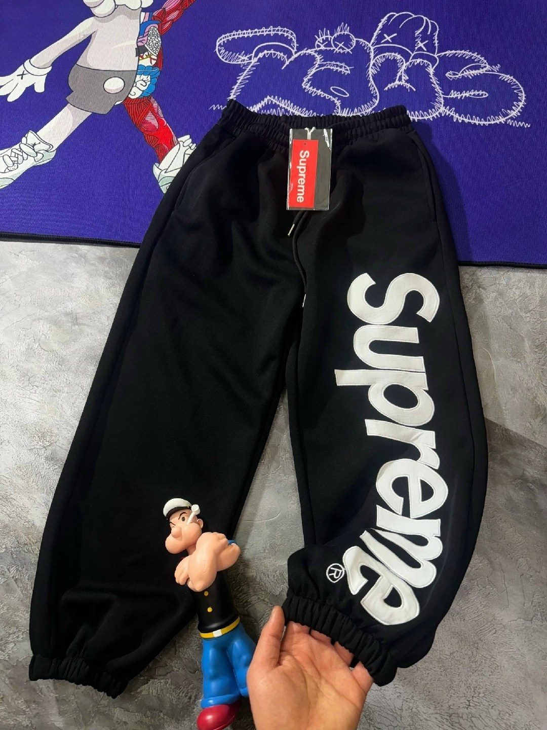 спортивные штаны,спортивные брюки,штаны суприм,спортивные штаны supreme с рельефным рисунком черные,спортивные брюки мужские