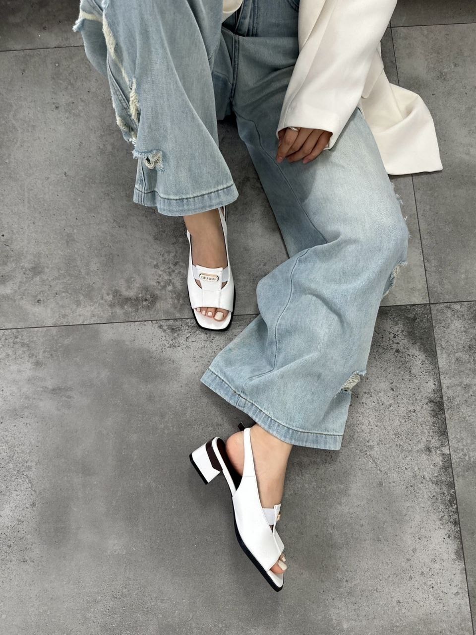 женские босоножки,каблуки босоножки,белые босоножки,джинсы рваные,джинсы женские