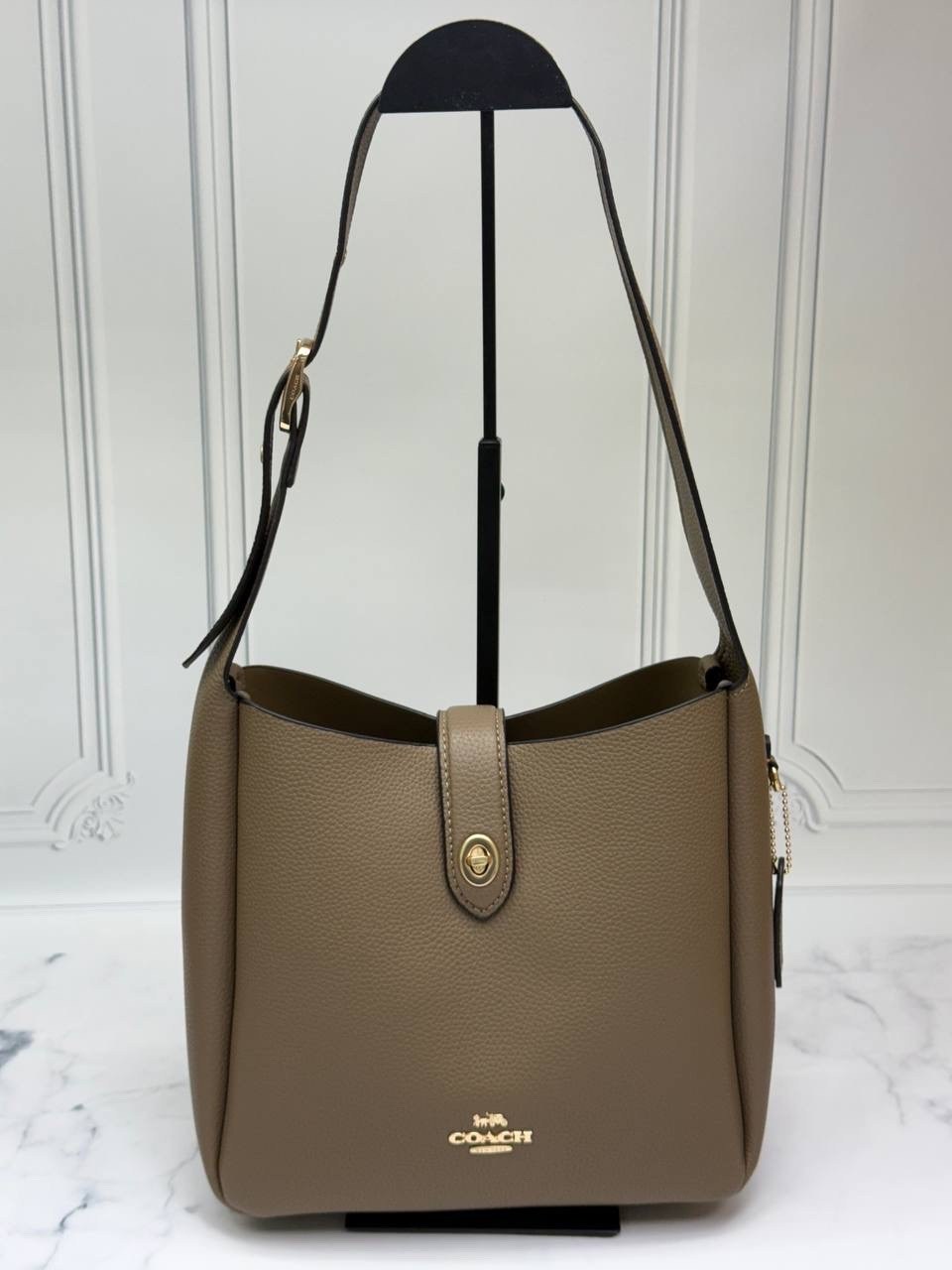 coach сумка женская,сумки через плечо coach,coach hadley convertible crossbody bag in suede cw004,женская сумка,coach коричневая замшевая сумка тоут