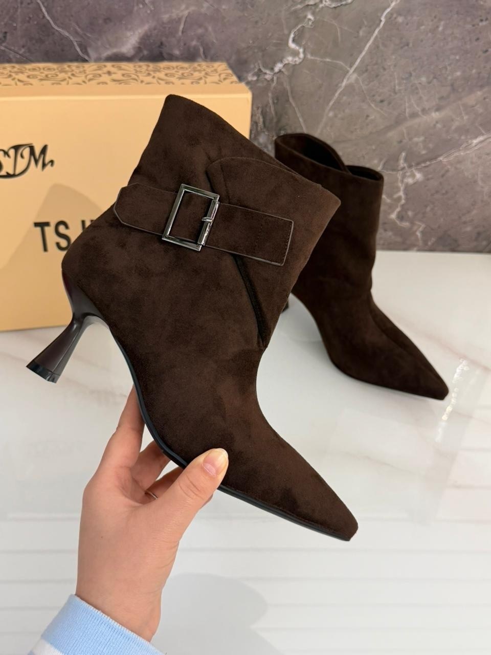 замшевые ботильоны tom ford коричневые на высоком каблуке,замшевые ботильоны,замшевые женские ботильоны на высоком каблуке с острым носком,женские ботильоны,