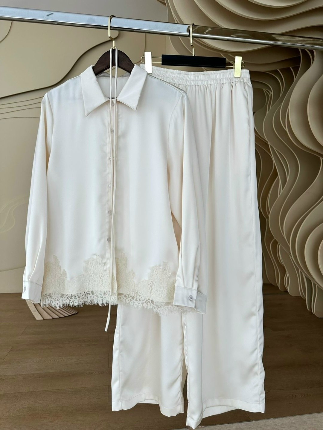 брючный костюм,женский брючный костюм,атласный брючный костюм,костюм классический,женские костюмы