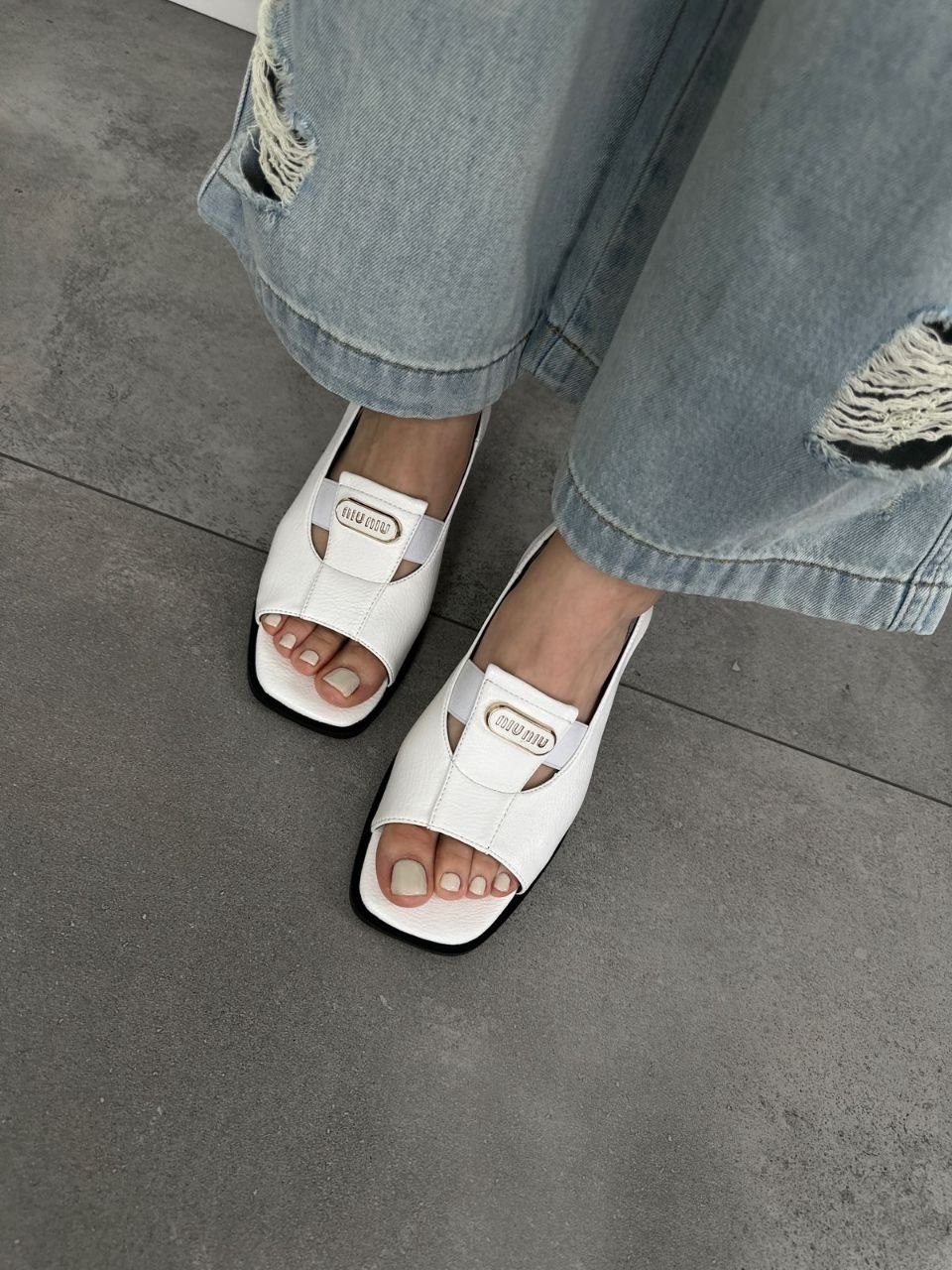 женские босоножки,каблуки босоножки,белые босоножки,джинсы рваные,джинсы женские