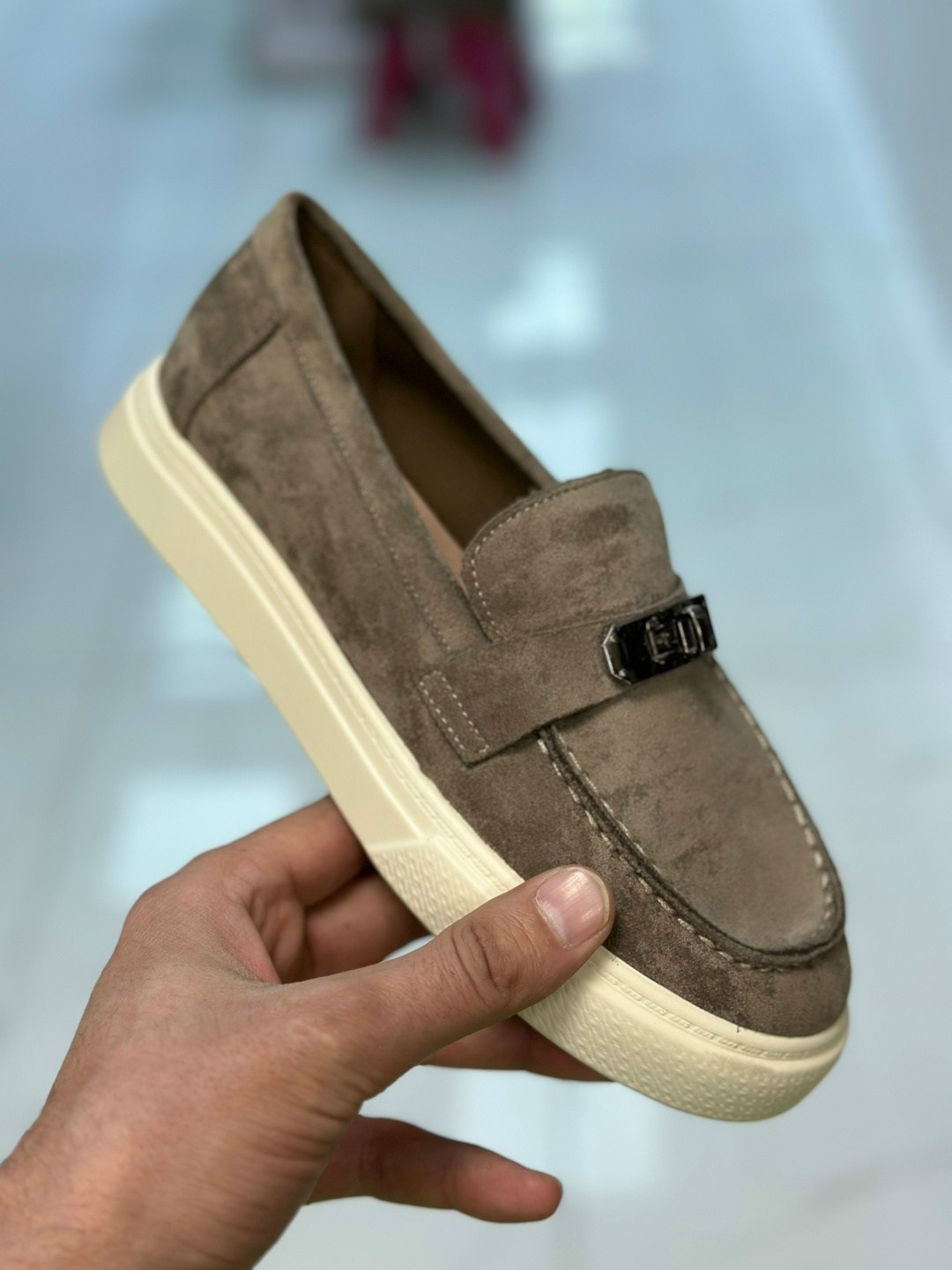 лоферы с белой подошвой мужские brunello cucinelli,лоферы замшевые,лоферы из натуральной замши,мужские мокасины brunello cucinelli,мужские замшевые лоферы