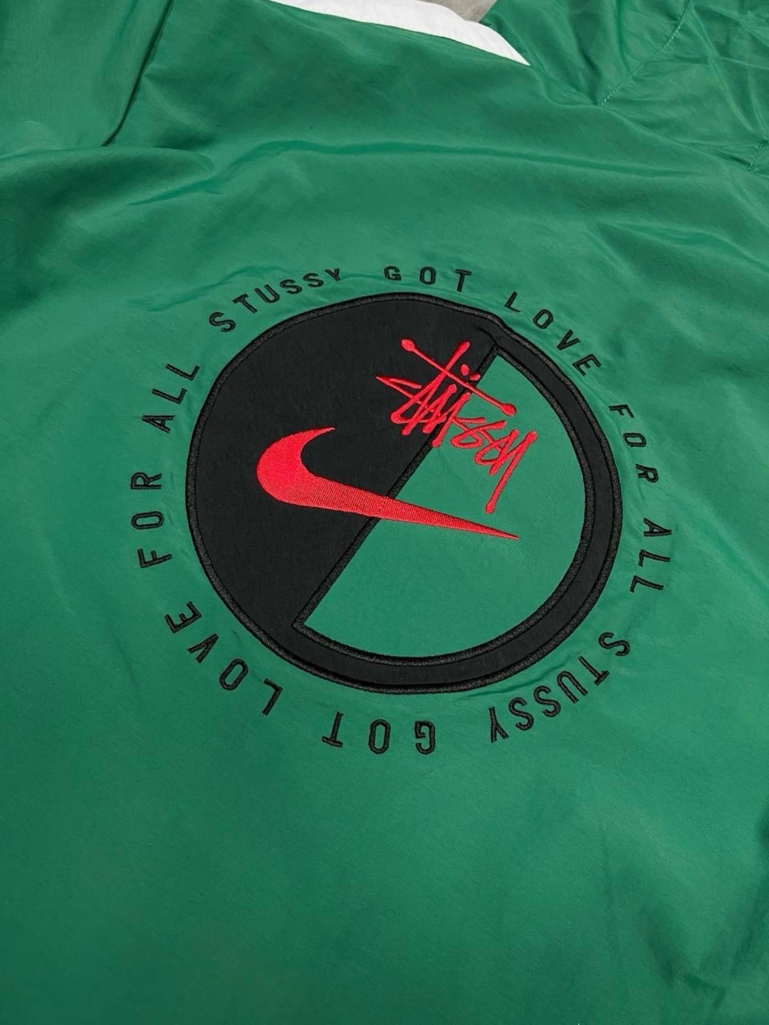 зеленая куртка,ветровка куртка,спортивная куртка,куртка nike