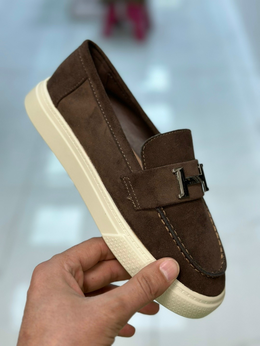 лоферы с белой подошвой мужские brunello cucinelli,лоферы замшевые,лоферы из натуральной замши,мужские мокасины brunello cucinelli,мужские замшевые лоферы