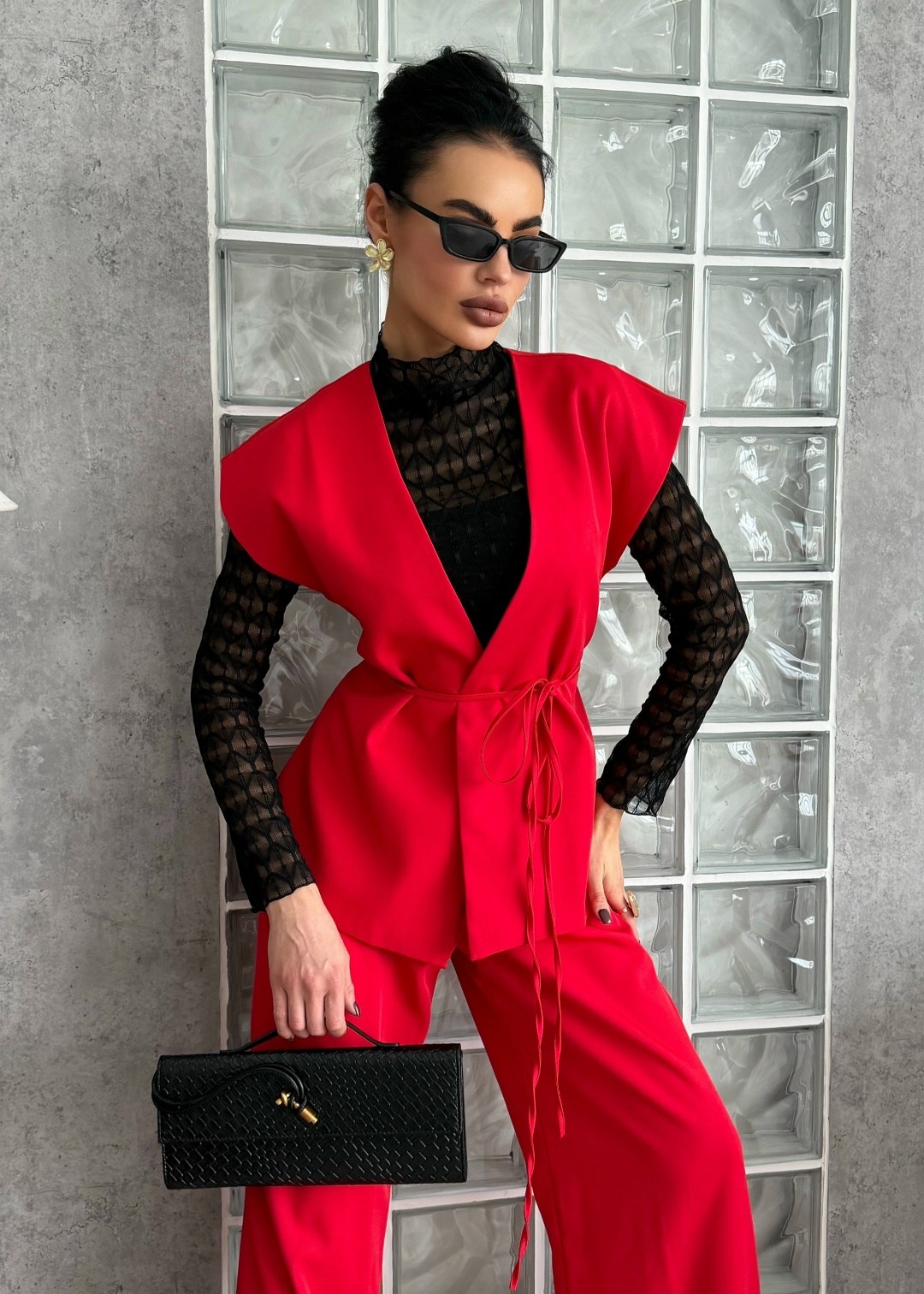 красный брючный костюм с жилеткой,костюм брючный,брючный костюм с жилетом красный,брючный костюм с жилетом,брючный костюм с жилетом на пуговицах