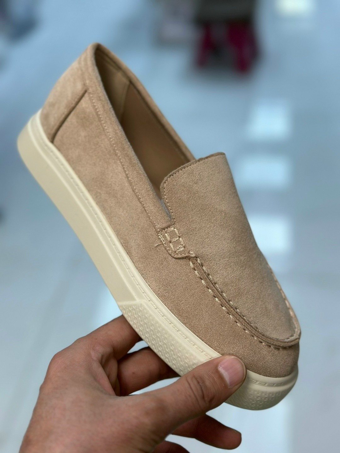 лоферы с белой подошвой мужские brunello cucinelli,лоферы замшевые,лоферы из натуральной замши,мужские мокасины brunello cucinelli,мужские замшевые лоферы