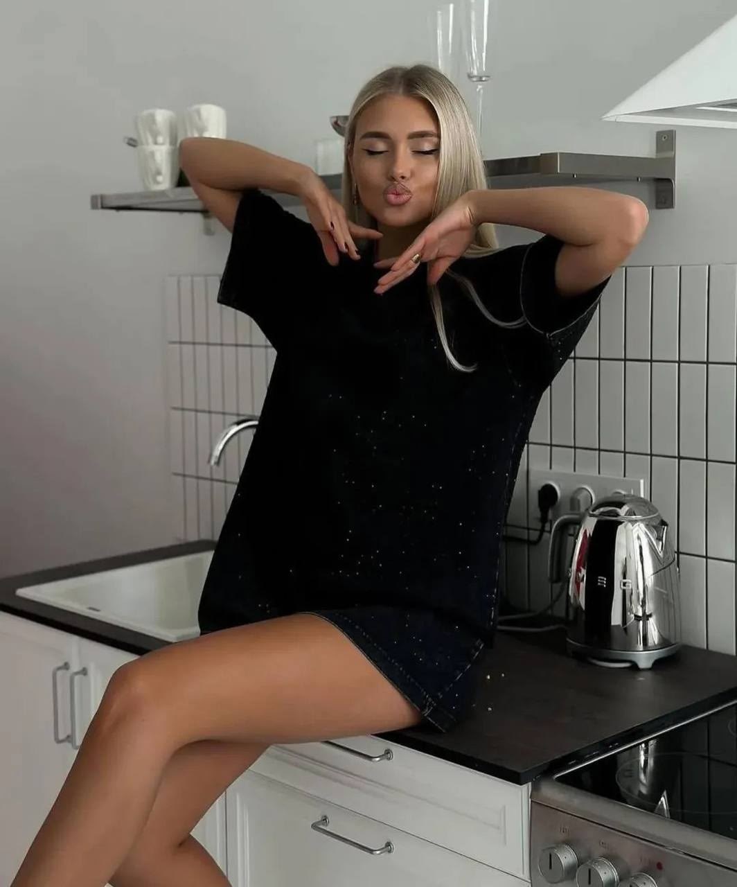 девушка,фотосессии идеи,женская футболка оверсайз со стразами,алена шишкова 2014 с цветами,женщина фотосессия