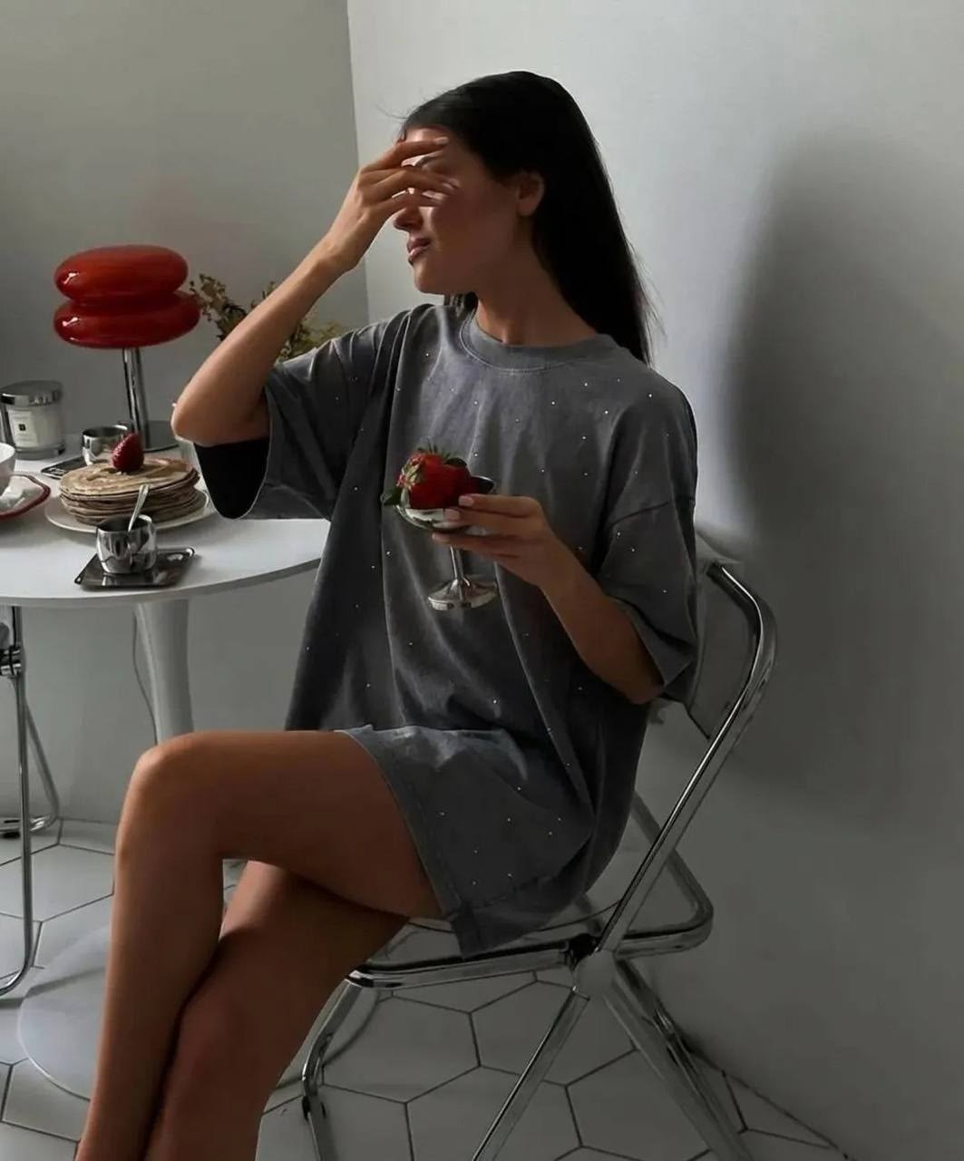 девушка,фотосессии идеи,женская футболка оверсайз со стразами,алена шишкова 2014 с цветами,женщина фотосессия