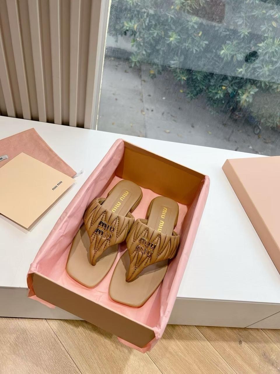 ,шлепанцы женские,шлепанцы miu miu,шлепки женские,кожаные шлепанцы miu miu