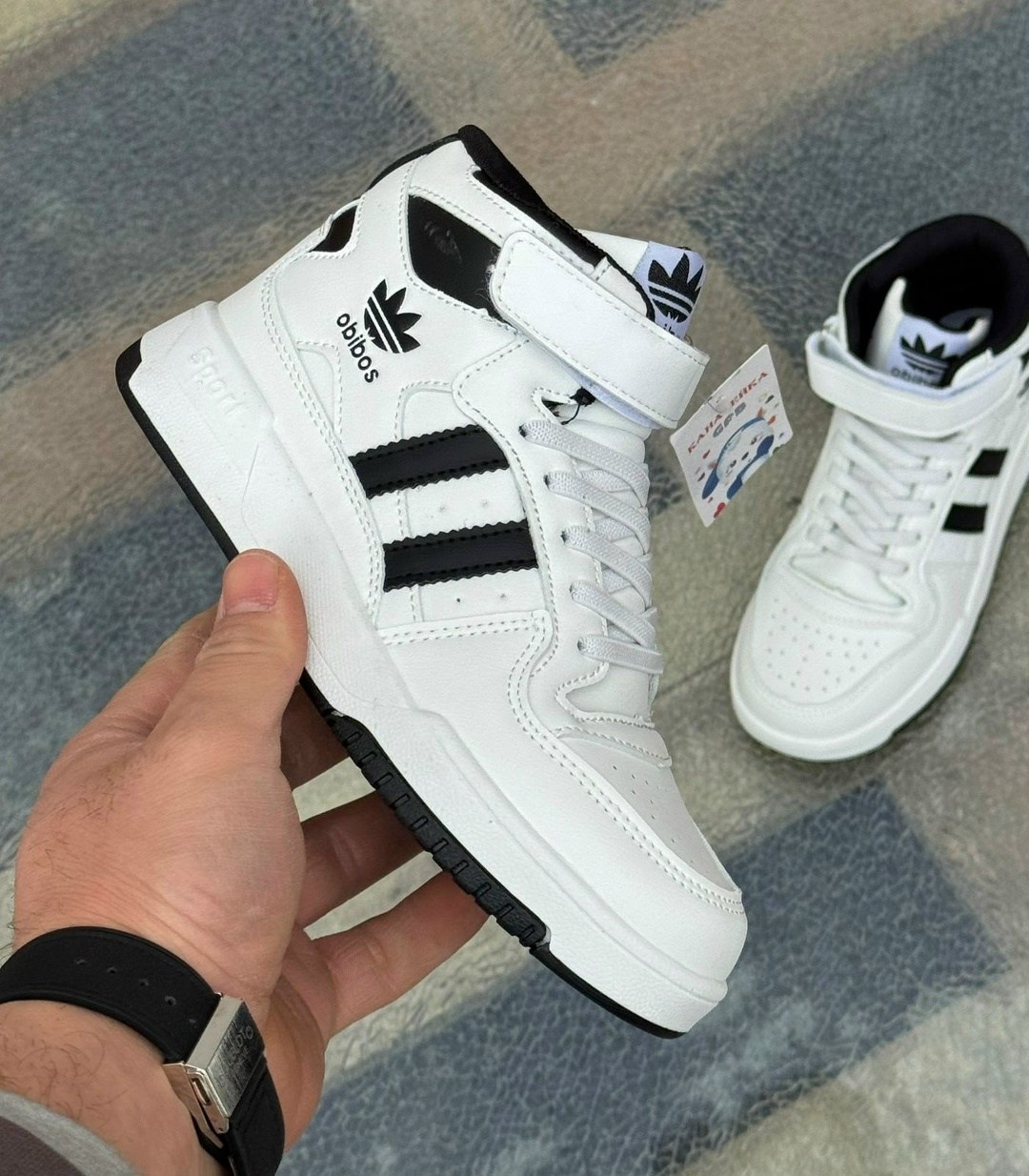 кроссовки высокие adidas originals forum mid белый/черный,черно-белые кроссовки adidas originals forum mid,кроссовки средней высоты белого и черного цветов adidas originals forum mid,кроссовки зимние