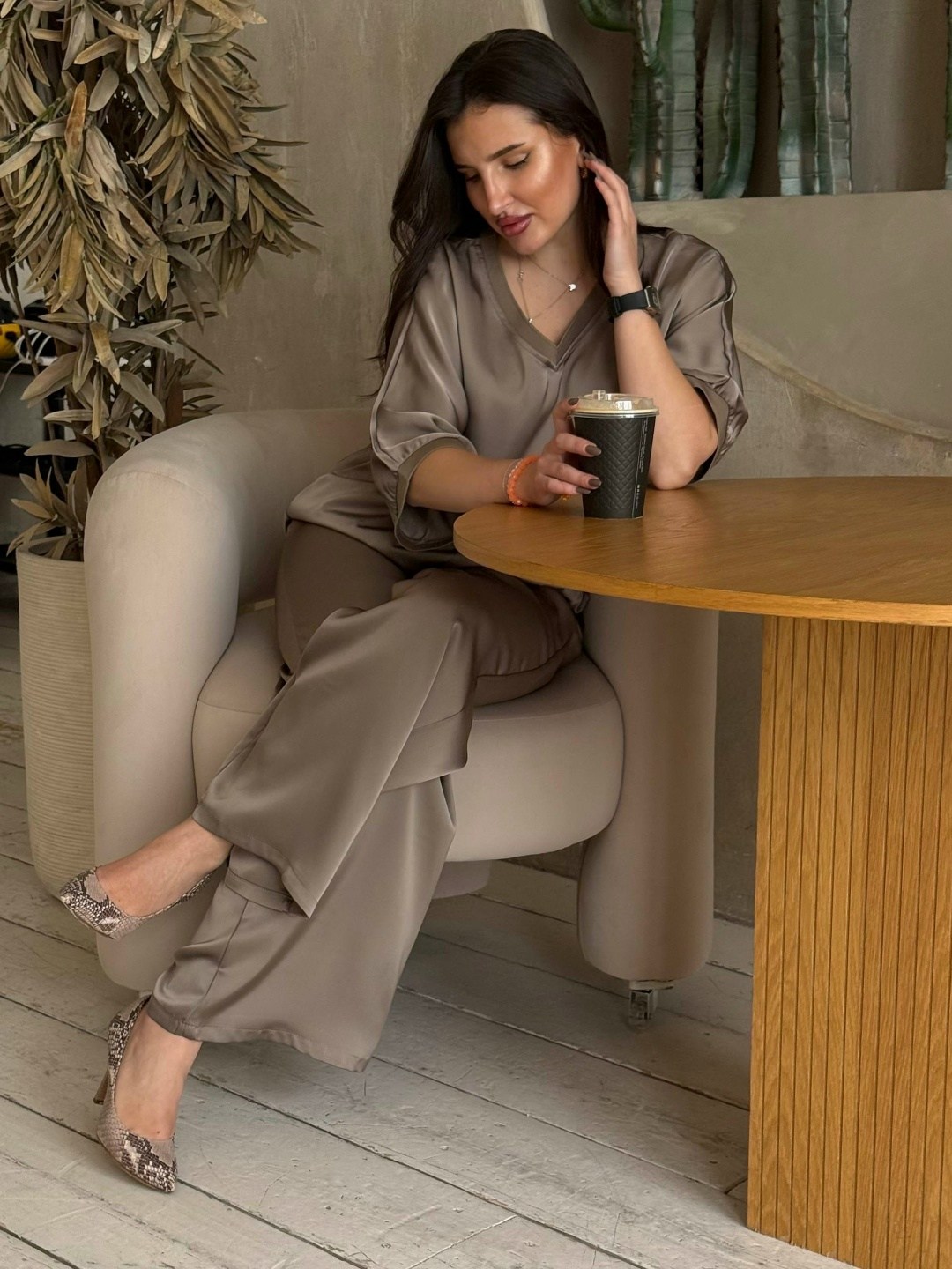 шелковый костюм брючный bloom&be,костюм женский брючный,комплект мишель стиль 1160 капучино,атласный костюм,женский костюм