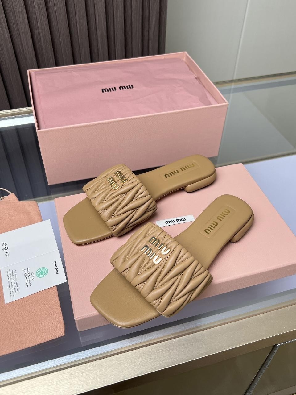 шлепанцы miu miu,женские шлепанцы,,кожаные шлепанцы miu miu,шлепки миу миу