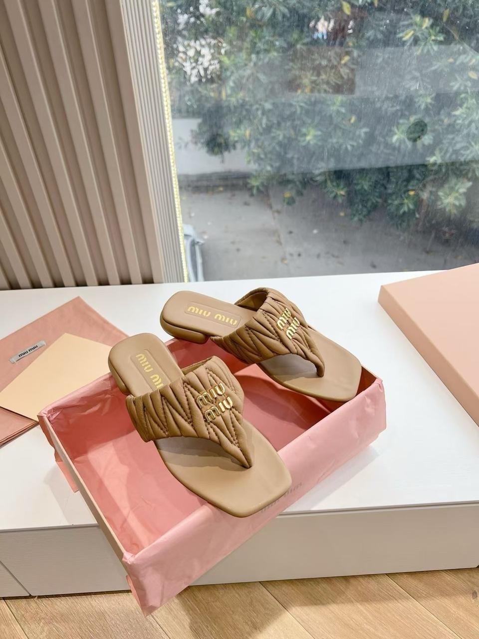 ,шлепанцы женские,шлепанцы miu miu,шлепки женские,кожаные шлепанцы miu miu
