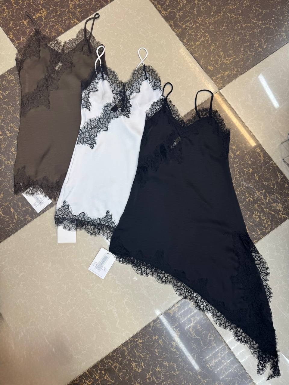 топ с кружевом,майка с кружевом,шелковый топ в бельевом стиле,топ с кружевными вставками,топ в бельевом стиле с кружевом