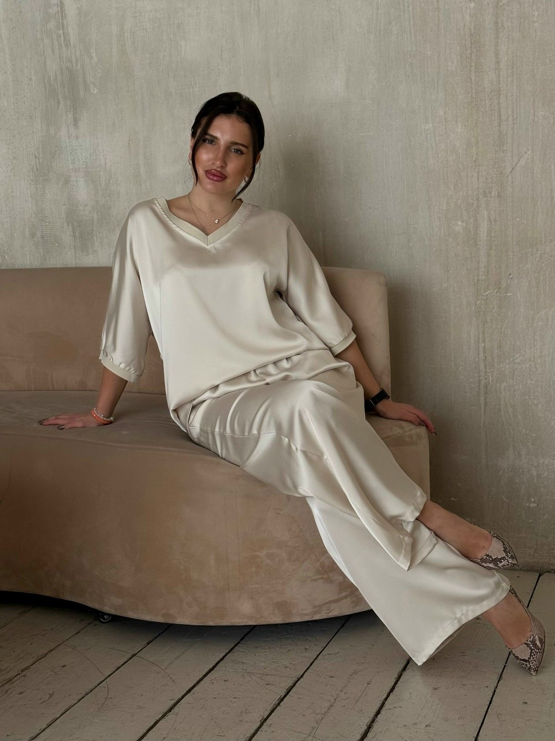 женские брючные костюмы,костюм брючный атласный шелковый в пижамном стиле,костюм женский в пижамном стиле,женский костюм с брюками,брючный комплект