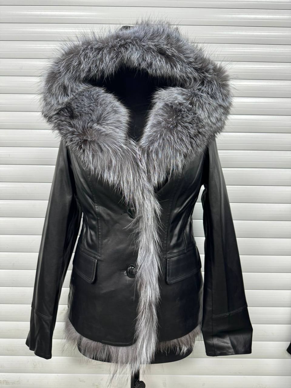 куртка демисезонная с чернобуркой oksana utova brand,кожаная дубленка женская с чернобуркой,дубленка чернобурка,женская кожаная куртка с чернобуркой,кожаная куртка с чернобуркой
