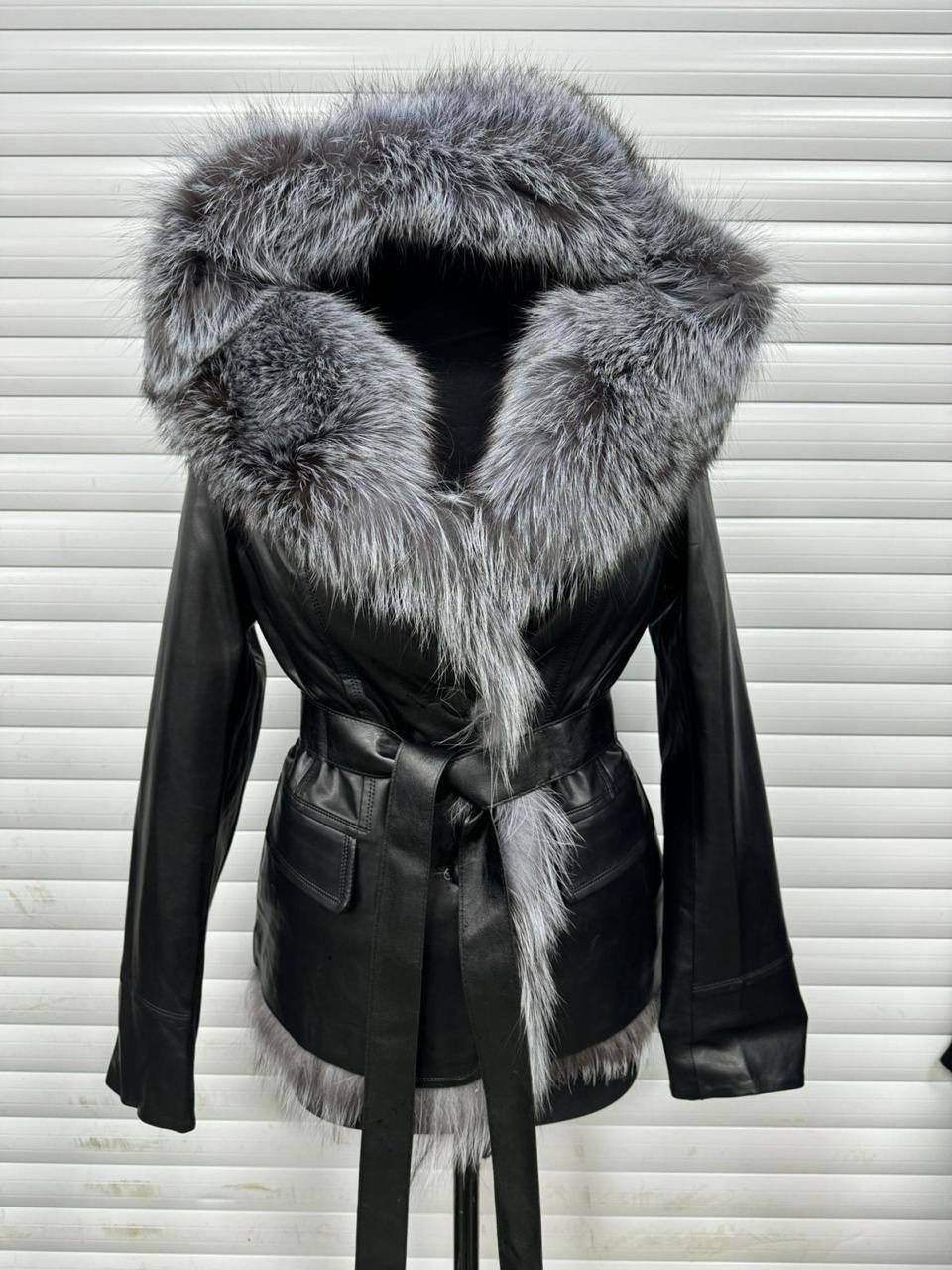куртка демисезонная с чернобуркой oksana utova brand,кожаная дубленка женская с чернобуркой,дубленка чернобурка,женская кожаная куртка с чернобуркой,кожаная куртка с чернобуркой