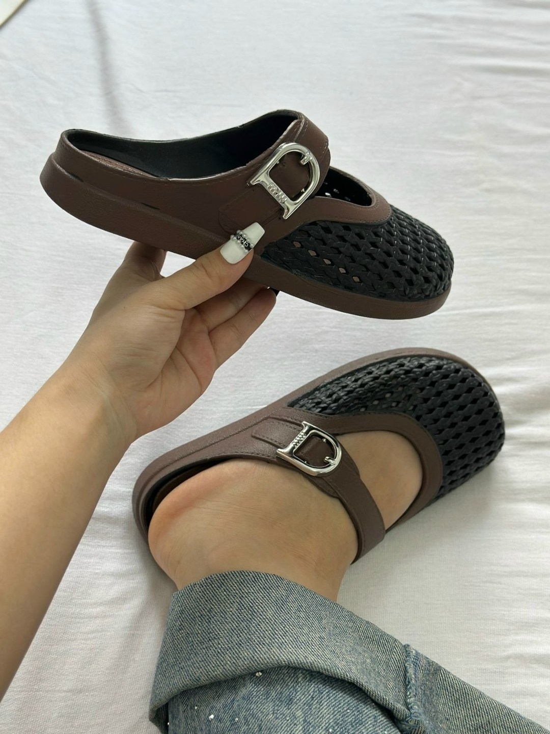 шлепанцы женские,,тапочки на плоской подошве,модные шлепанцы,модные тапочки