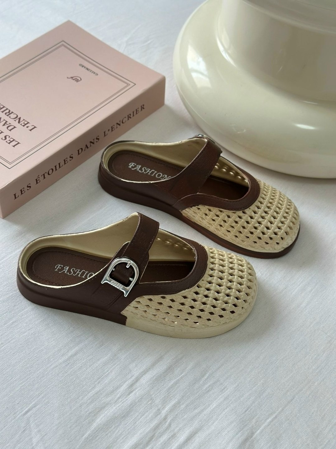 шлепанцы женские,,тапочки на плоской подошве,модные шлепанцы,модные тапочки