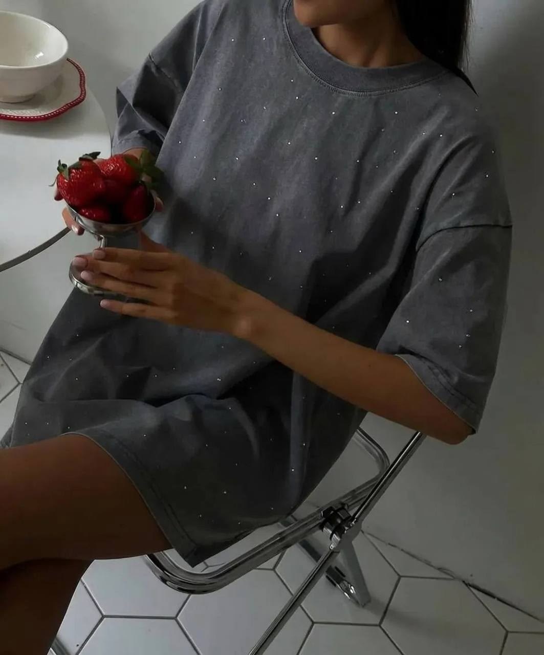 девушка,фотосессии идеи,женская футболка оверсайз со стразами,алена шишкова 2014 с цветами,женщина фотосессия