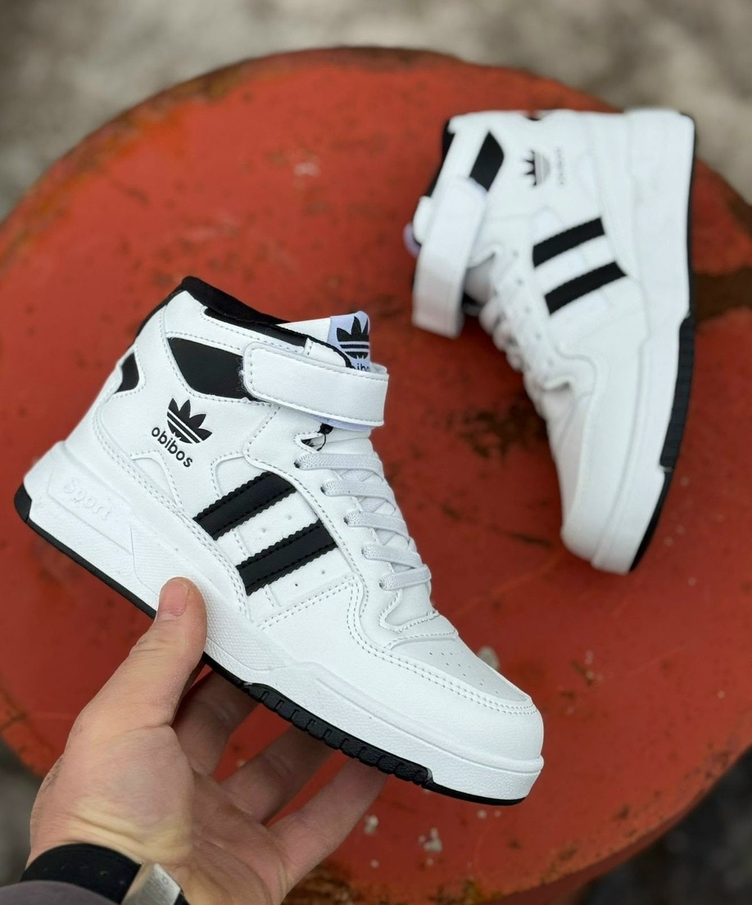 кроссовки высокие adidas originals forum mid белый/черный,черно-белые кроссовки adidas originals forum mid,кроссовки средней высоты белого и черного цветов adidas originals forum mid,кроссовки зимние