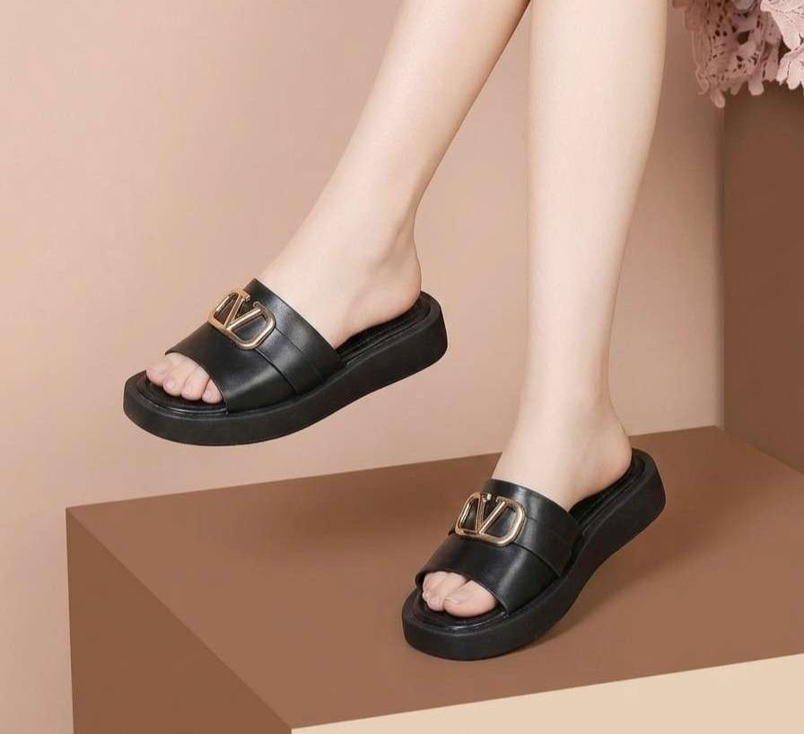 тапочки валентино,,шлепанцы женские,сандалии valentino,модные шлепанцы