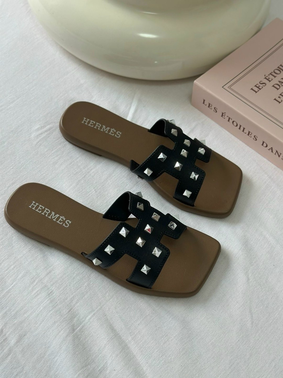 женские кожаные шлепки hermes oran коричневые,шлепанцы hermes,шлепки hermes женские,шлепки hermes,шлепанцы женские hermes