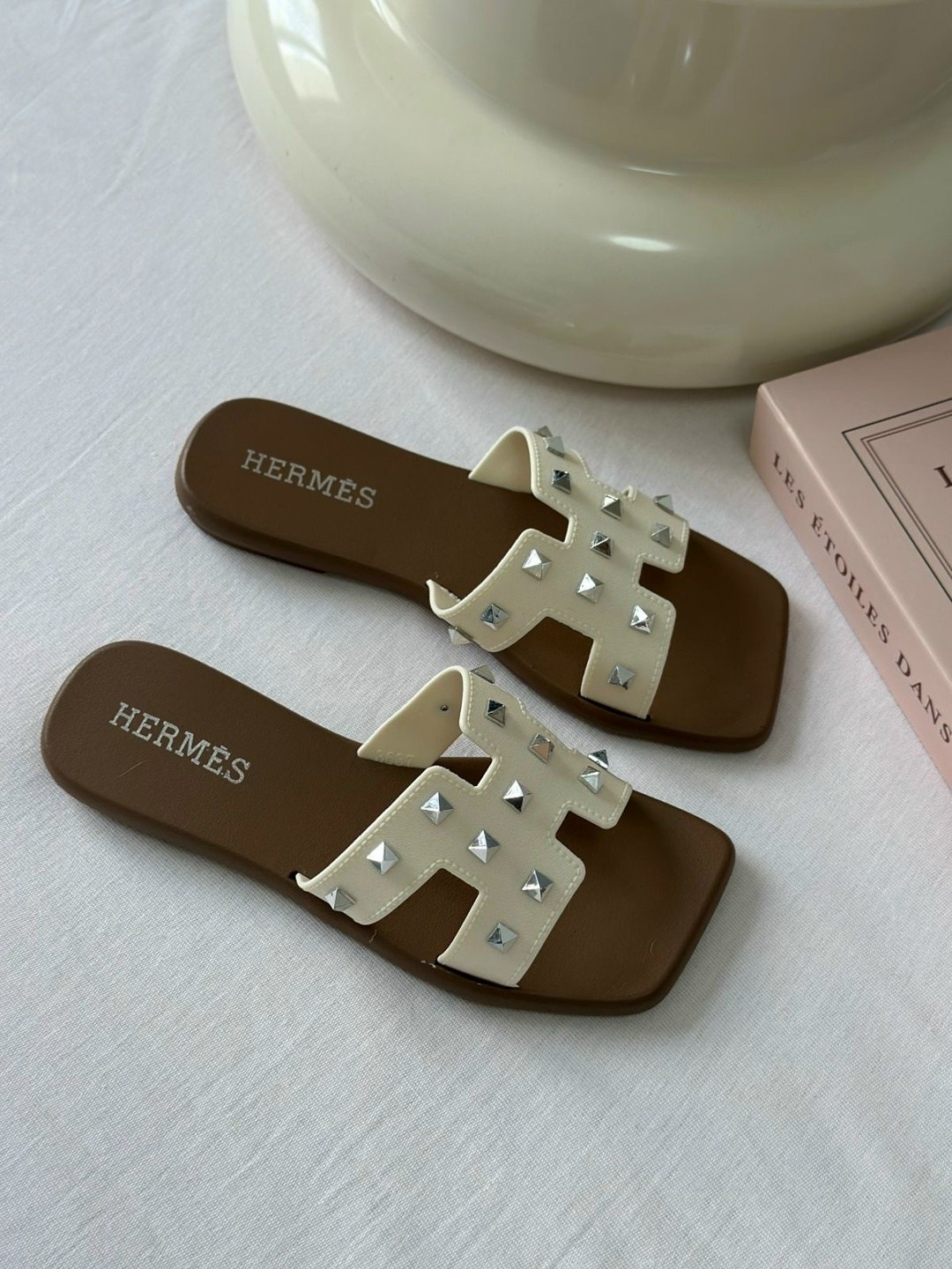 женские кожаные шлепки hermes oran коричневые,шлепанцы hermes,шлепки hermes женские,шлепки hermes,шлепанцы женские hermes