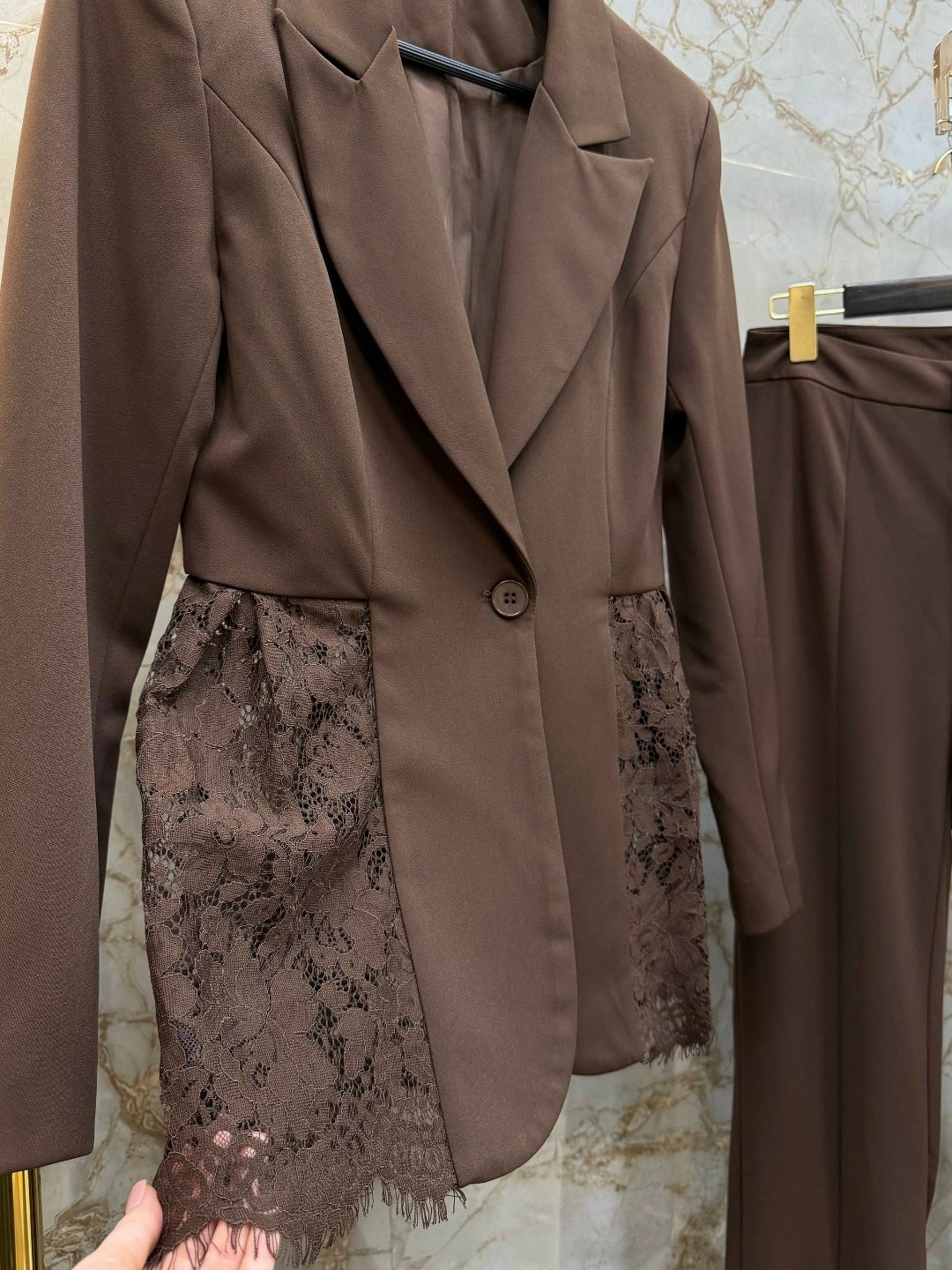 костюм брючный,женский брючный классический костюм,брючные женские костюмы,женский элегантный брючный костюм y2k,женский дизайнерский костюм элегантный кружевной блейзер и брюки-клеш
