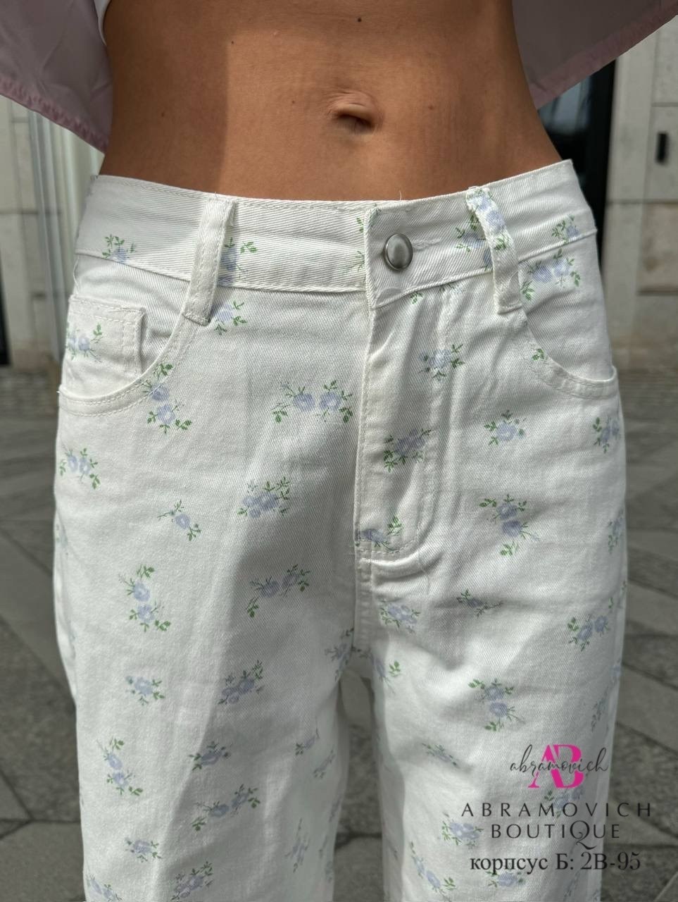 джинсы с цветочным принтом,джинсы wide широкие с цветочным принтом,джинсы с цветочками,джинсы прямые с цветочным принтом zarina,белые свободные брюки с цветочным принтом