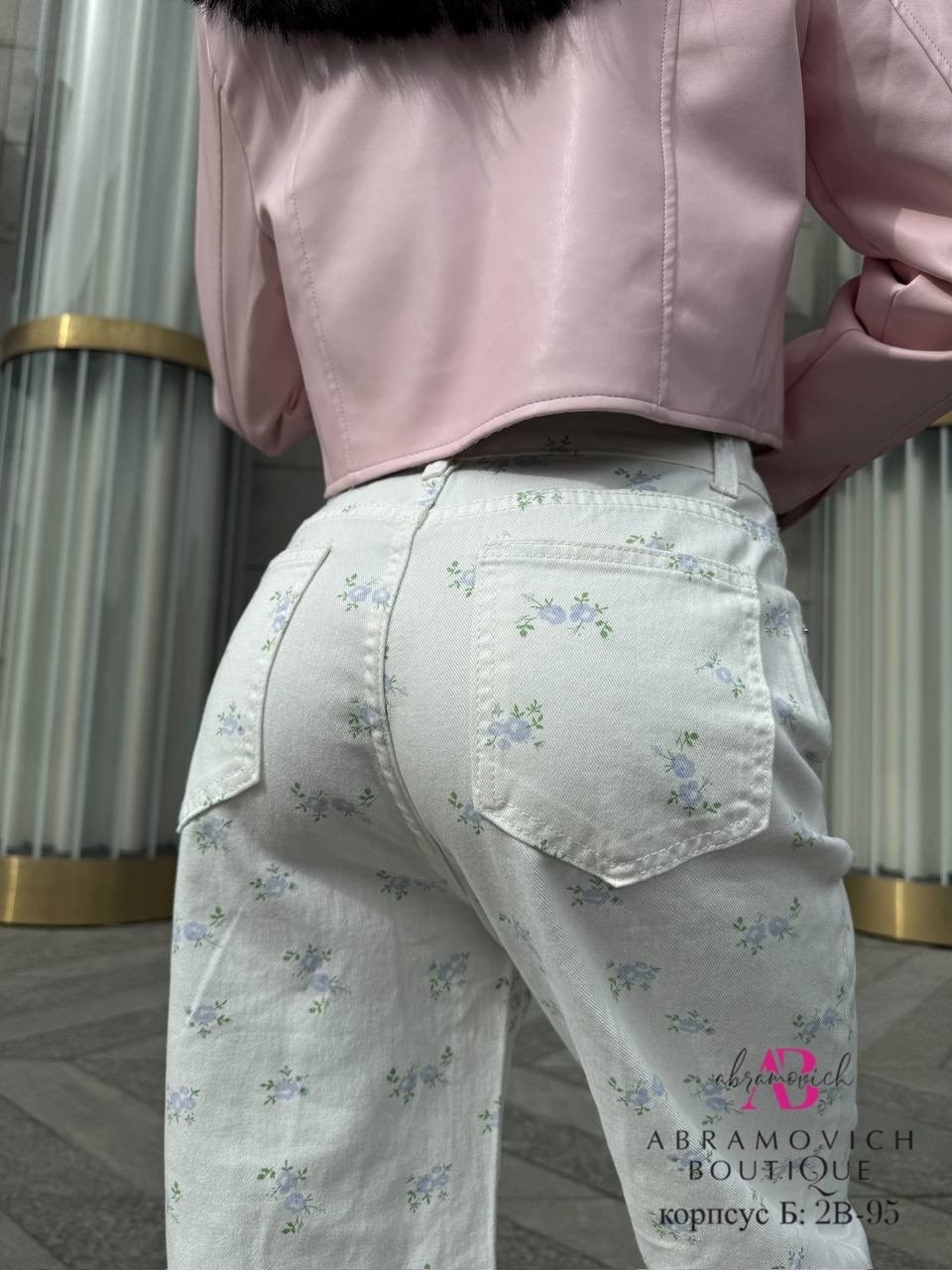 джинсы с цветочным принтом,джинсы wide широкие с цветочным принтом,джинсы с цветочками,джинсы прямые с цветочным принтом zarina,белые свободные брюки с цветочным принтом