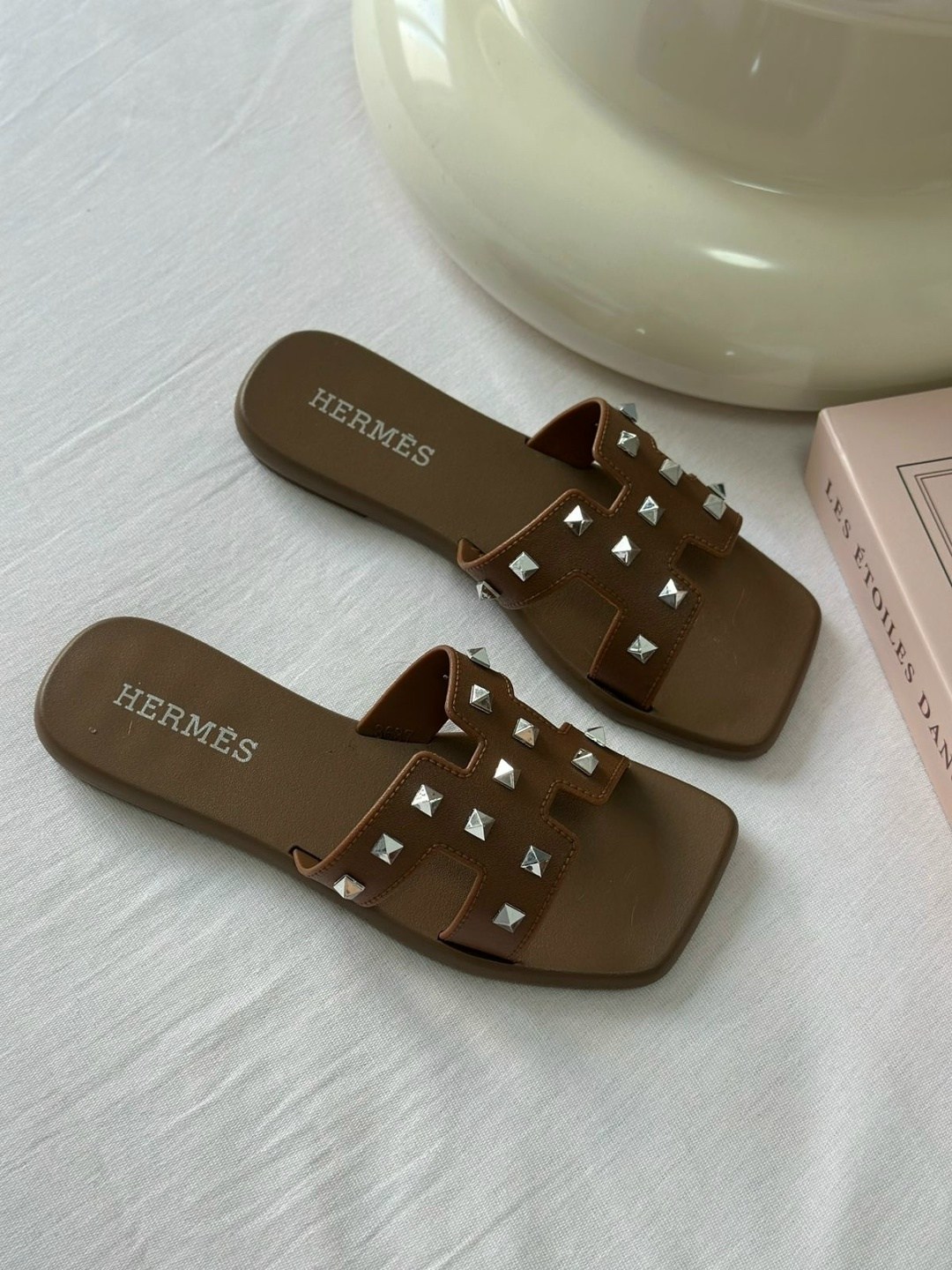 женские кожаные шлепки hermes oran коричневые,шлепанцы hermes,шлепки hermes женские,шлепки hermes,шлепанцы женские hermes