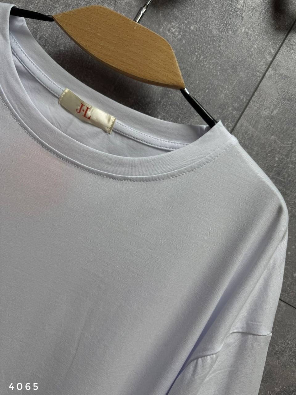 широкие джинсы,модные образы,джинсы и футболка,модные джинсы,одежда с джинсами