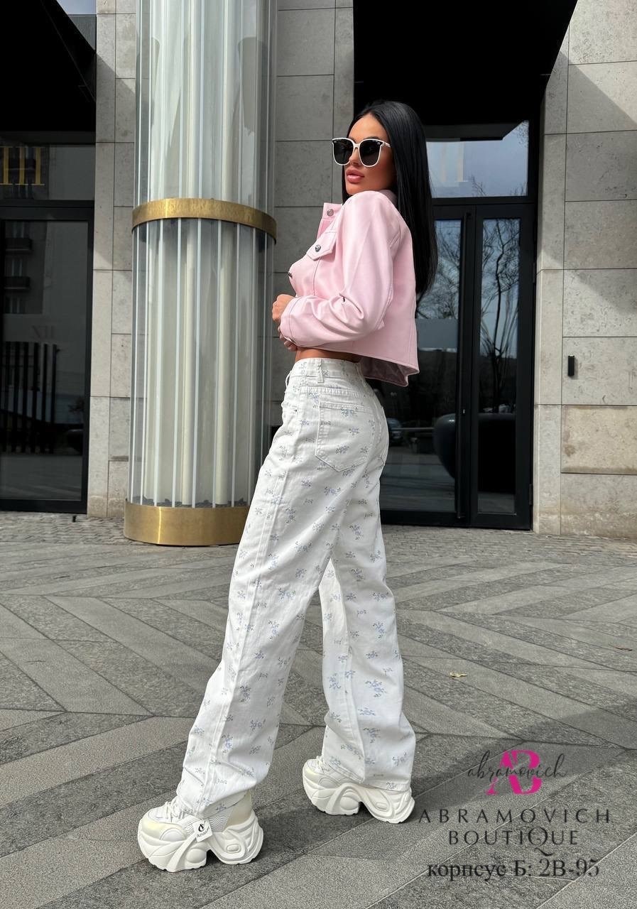 джинсы с цветочным принтом,джинсы wide широкие с цветочным принтом,джинсы с цветочками,джинсы прямые с цветочным принтом zarina,белые свободные брюки с цветочным принтом