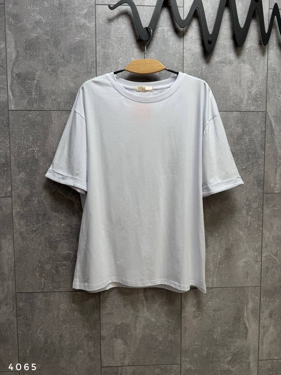 широкие джинсы,модные образы,джинсы и футболка,модные джинсы,одежда с джинсами