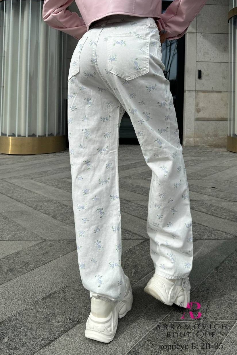 джинсы с цветочным принтом,джинсы wide широкие с цветочным принтом,джинсы с цветочками,джинсы прямые с цветочным принтом zarina,белые свободные брюки с цветочным принтом