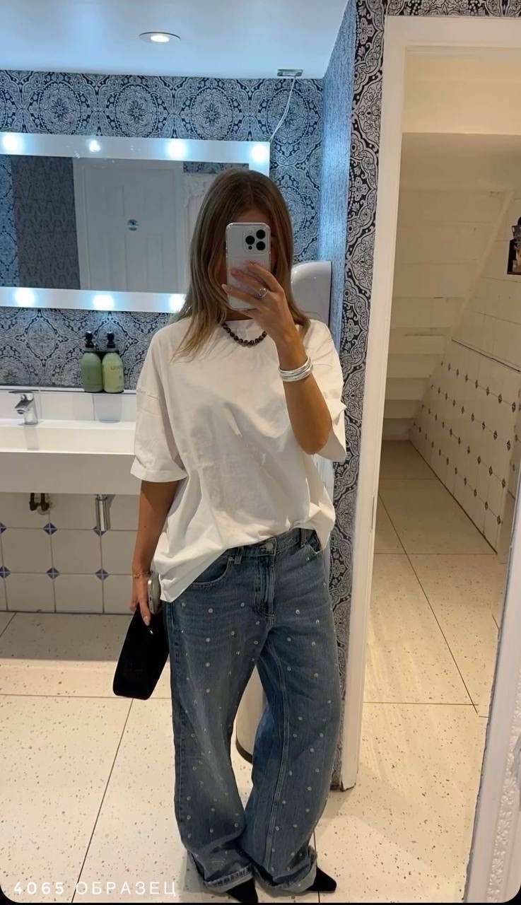 широкие джинсы,модные образы,джинсы и футболка,модные джинсы,одежда с джинсами