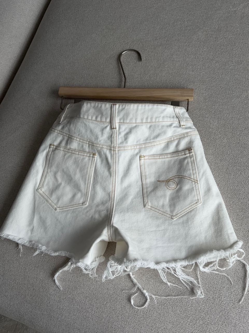 шорты женские,белые джинсовые шорты,джинсовые шорты,ремни женские,шорты стильные