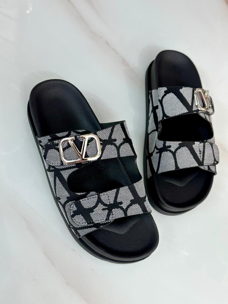 ,сандалии модные,сандалии valentino,женские сандалии,шлепки валентино