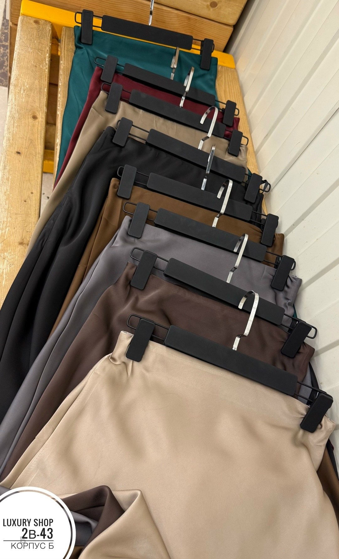 юбка атласная шелковая миди makolli,юбка женская атласная средней длины,атласная юбка миди,женская атласная юбка-годе с высокой талией,атласная юбка с высоким