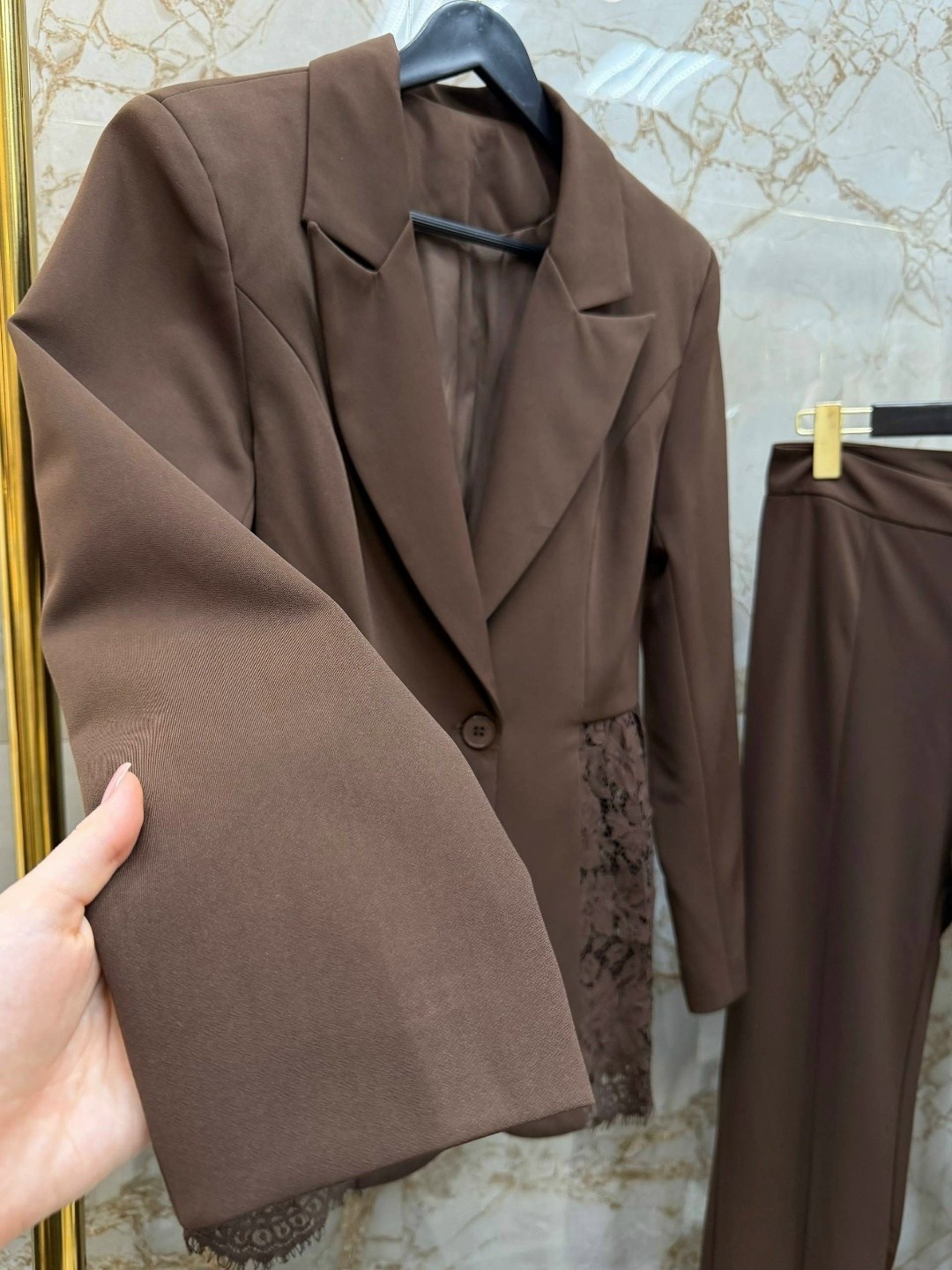 костюм брючный,женский брючный классический костюм,брючные женские костюмы,женский элегантный брючный костюм y2k,женский дизайнерский костюм элегантный кружевной блейзер и брюки-клеш