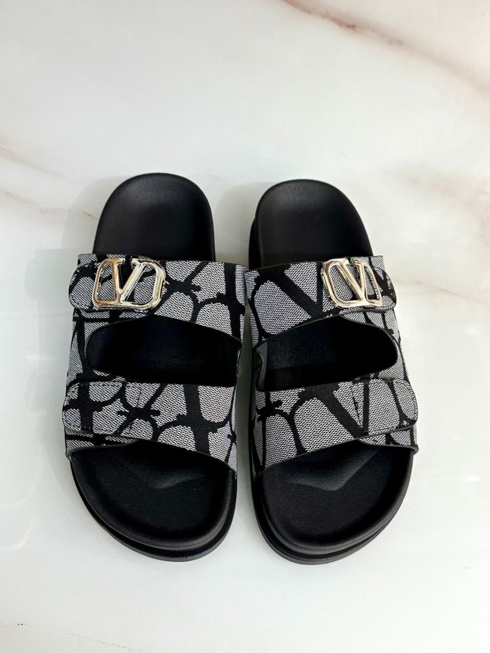 ,сандалии модные,сандалии valentino,женские сандалии,шлепки валентино