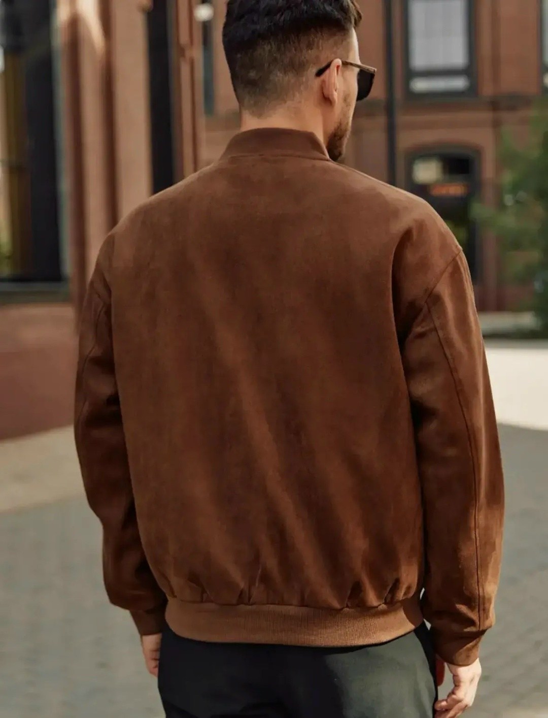 мужская мода,мужская коричневая куртка,мужская куртка бомбер,коричневая кожаная куртка мужская с джинсами,мужской стиль кэжуал